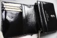 画像2: キャサリンハムネットロンドン エナメルレザー二つ折り財布 (2)