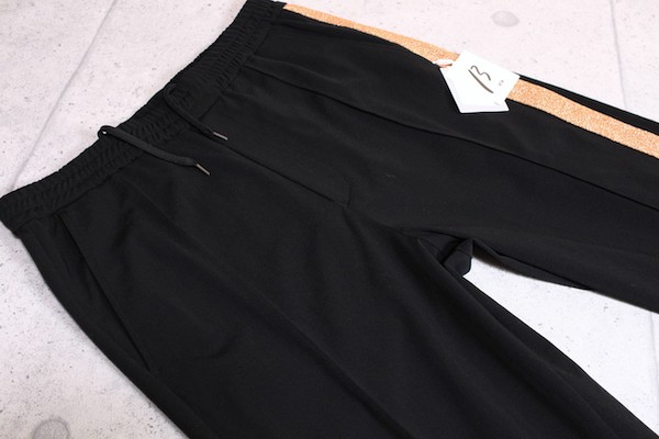 画像2: ベータ・メン/β MEN 春夏 日本製 最高級コットン 黒とコッパ— 側章 ジョガーパンツ